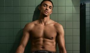 华体会登入-阿诺德为Calvin Klein拍摄内裤广告，半裸出镜大秀健美身材