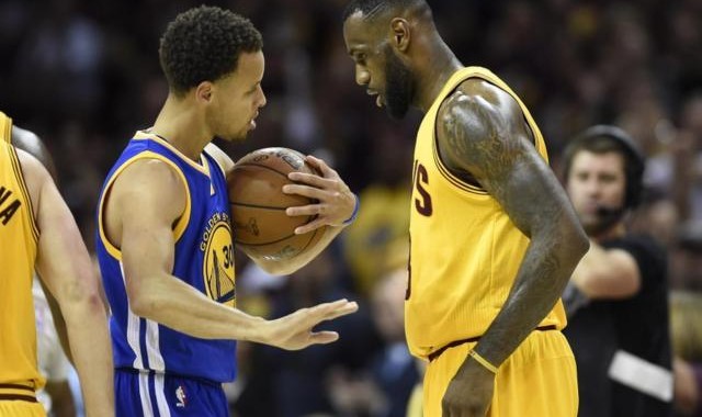 华体会hth登录-【观察】1比2嗅到2015年氛围？勇士想翻绿军并不简单