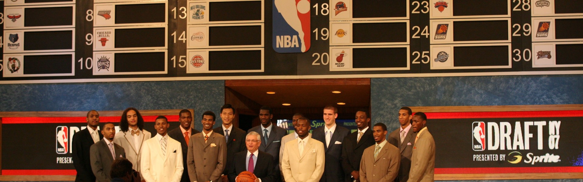 18年前的今天：奥登力压KD成为状元 易建联第6顺位 孙悦第40顺位