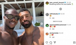 浙江外援埃弗拉晒与萨拉赫合影：下场比赛前，呼吸呼吸新鲜空气