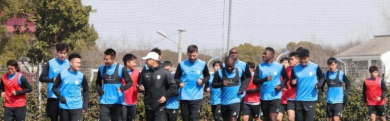 华体会体育-阿奇姆彭30号！英博30人名单出炉 主力恐无大连土著 前5轮争拿5分