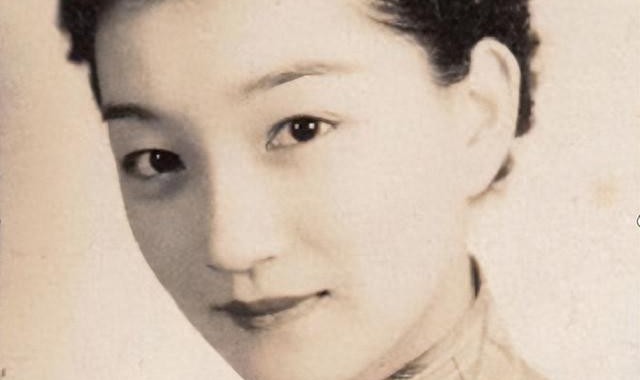 华体会hth登录-1965年陆小曼病世，翁瑞午的长女见四下无人，迅速解开她的衣扣