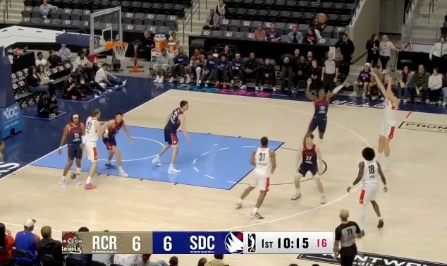 华体会登入-杨瀚森开局篮下连续两攻打进，随后空位三分再投进连拿7分