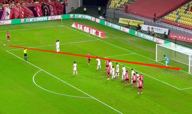 华体会体育-赛季第10球！30岁韦世豪20米任意球暴力抽射破门 或成国足新箭头